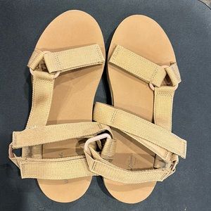Universal Thread Sandals